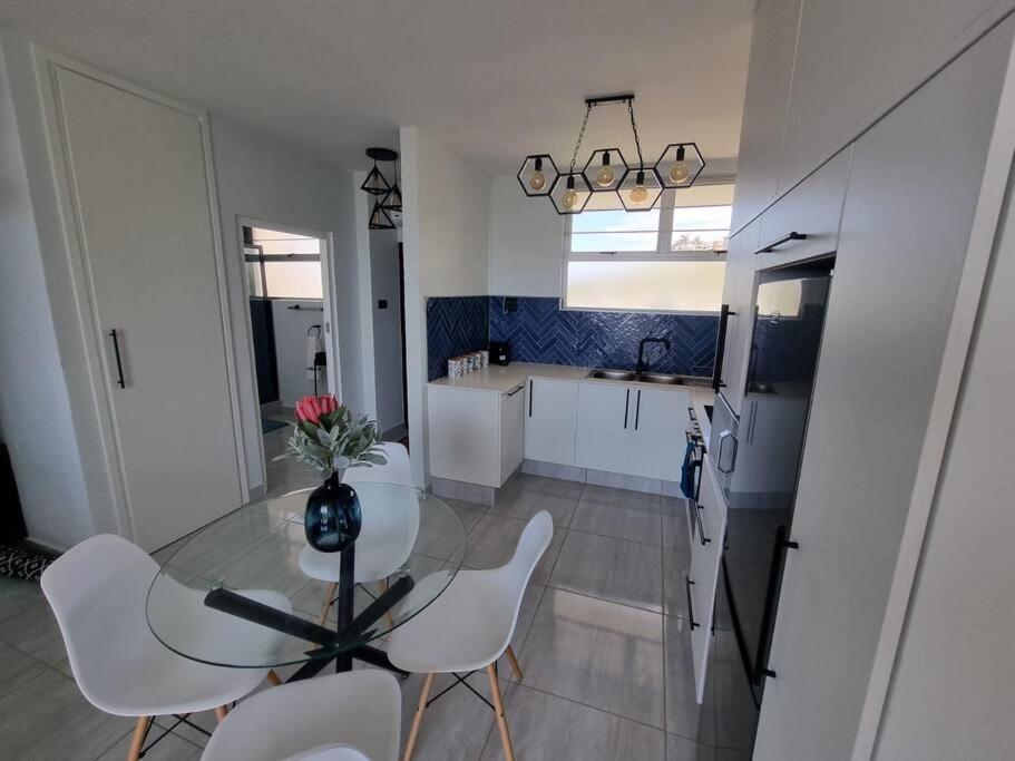 Apartment 1006 La *